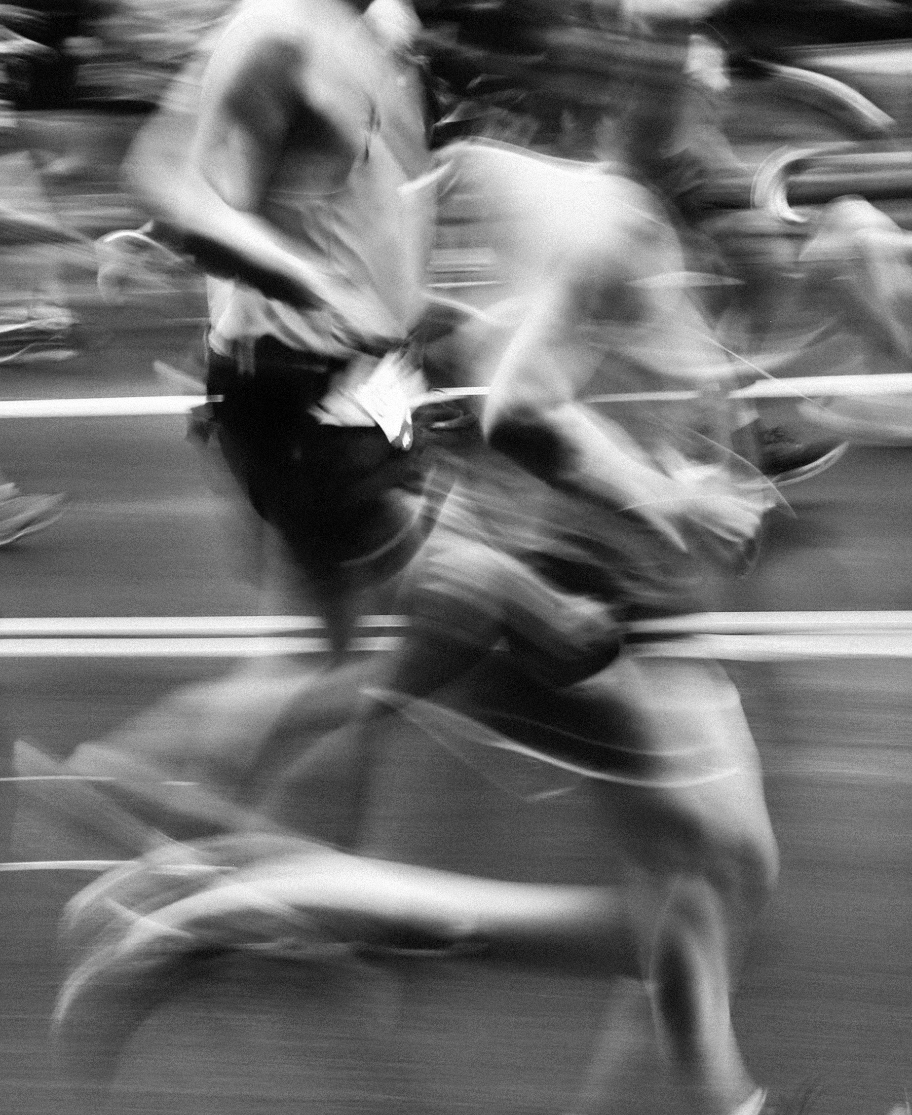 Groupes de personnes courant dans un hall industriel